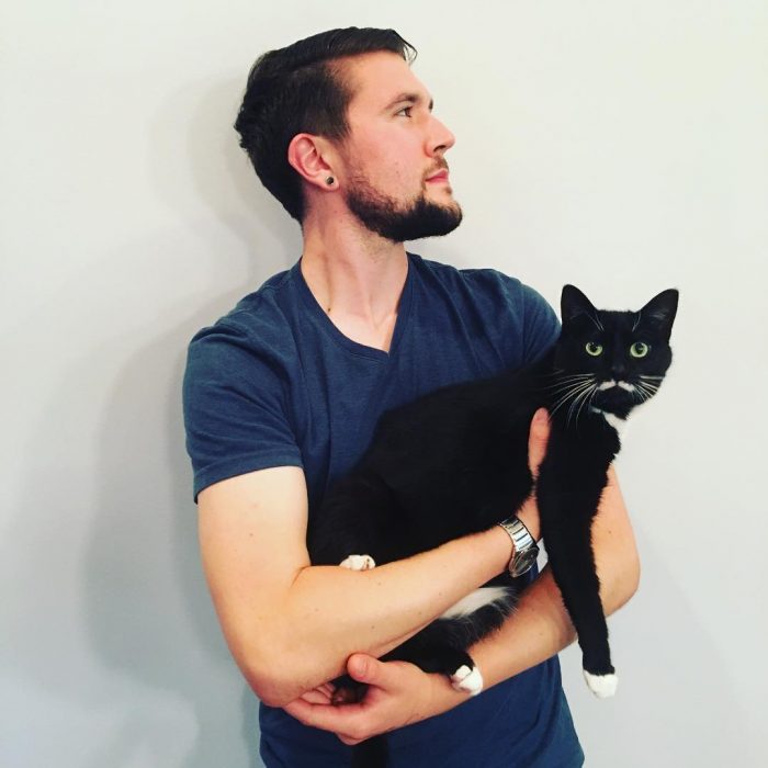 This Guy Can’t Own A Cat But Takes A Picture With Every Cat He Meets