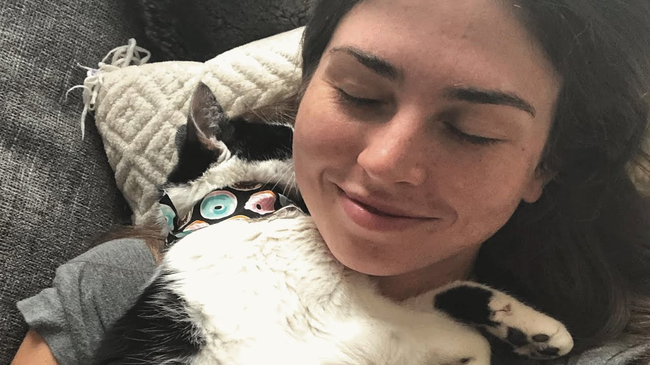 This Woman Was A Dog Person Until She Adopted This Blind Cat